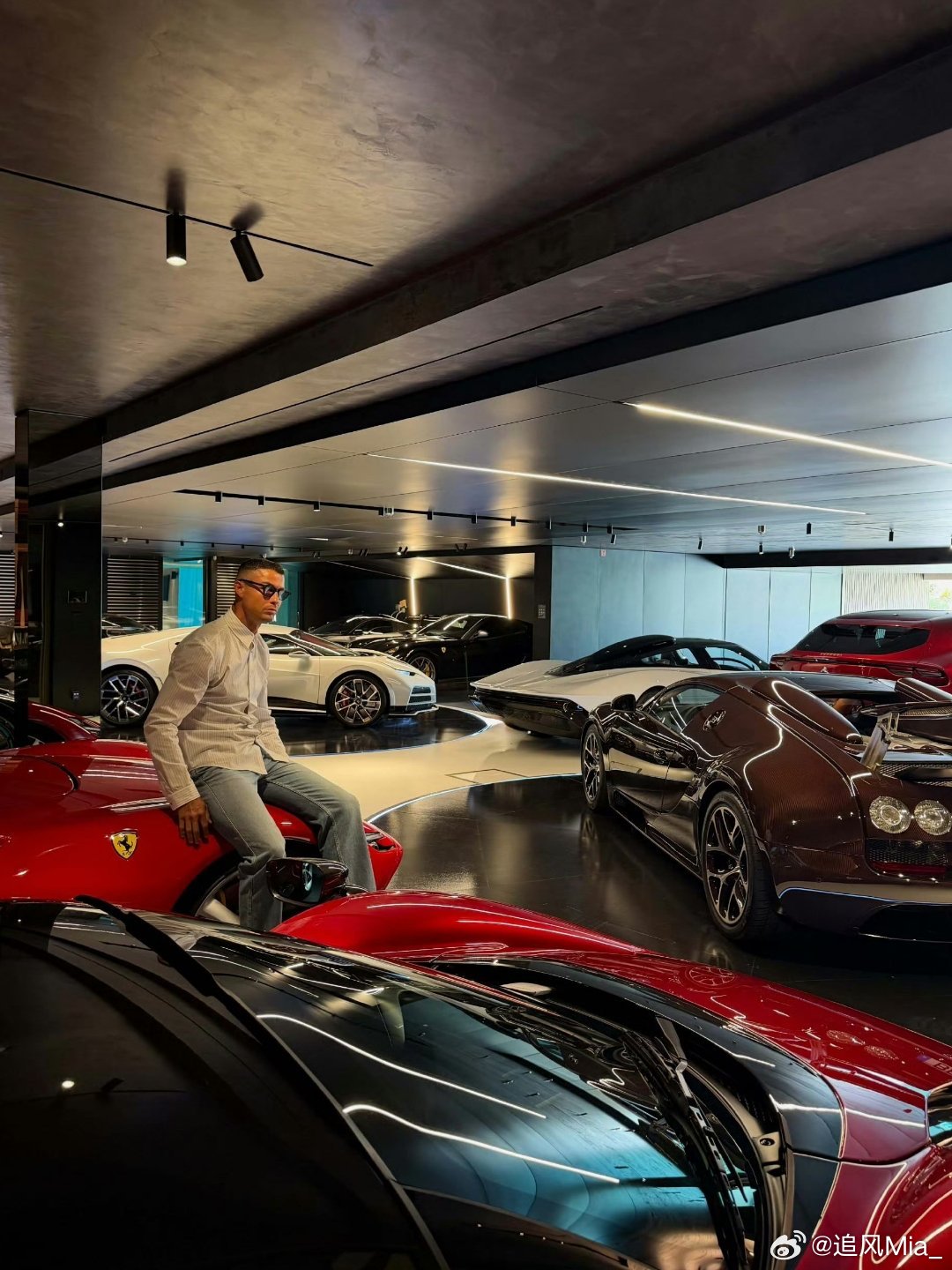 C罗晒豪车收藏看到C罗今天晒车库布加迪、法拉利Daytona系列、AMG ONE
