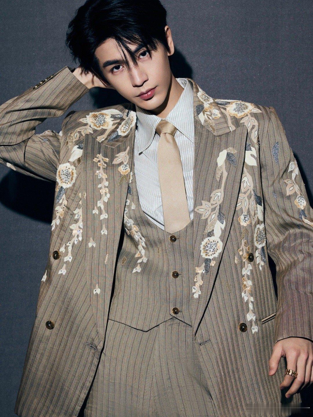 张凌赫年度号召力演员张凌赫获得年度号召力演员细腻的表演、敬业的精神，再加上与生俱