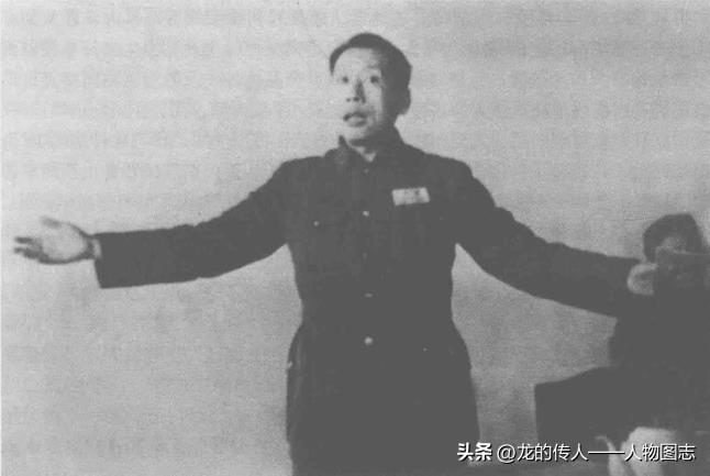 1947年伍修权兼任东北军区军工部部长时在东北军工会议上作报告