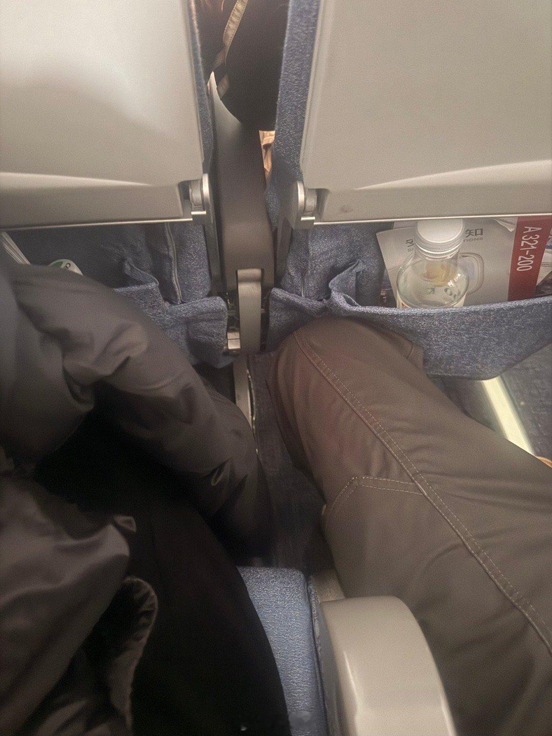 新年第一飞花了1600里程选了空姐旁边还没后边普通经济舱地儿大我图啥啊我 哈尔滨