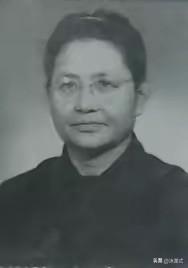 1949年，76岁的军阀李德全强娶了19岁的逃难女学生周秀英。新婚夜，李德全刚扯