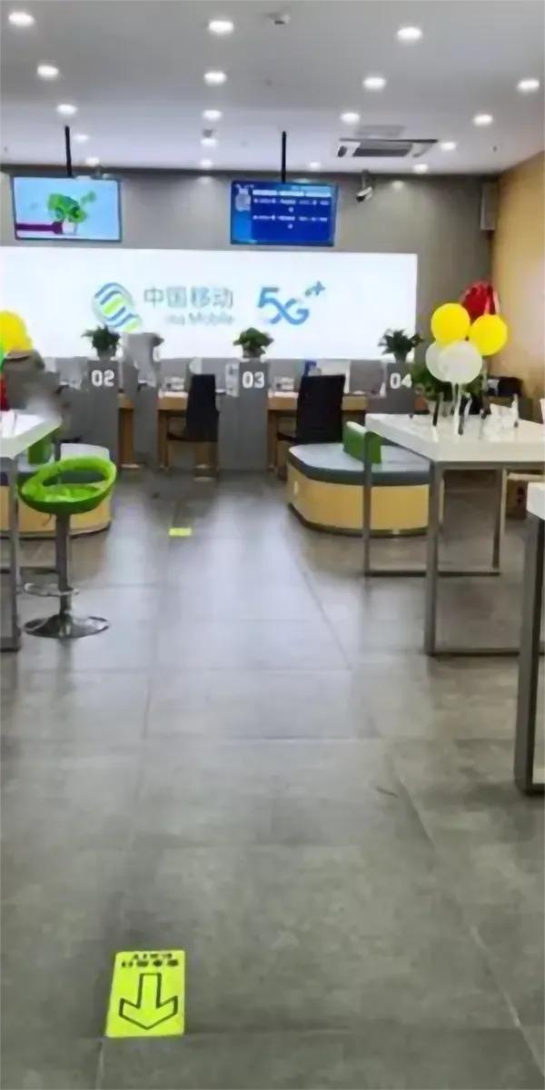 一土豪去充话费
营业厅服务员问：
您要充多少呢？
土豪说给我充满
服务员笑问：