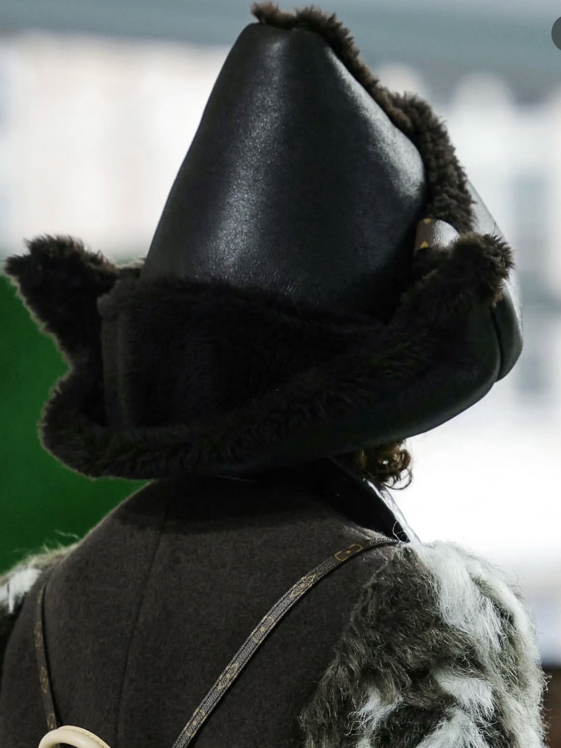 LV秋冬女装秀 LV秋冬女装新季系列：最抢眼的帽子造型LV大秀巴黎时装周