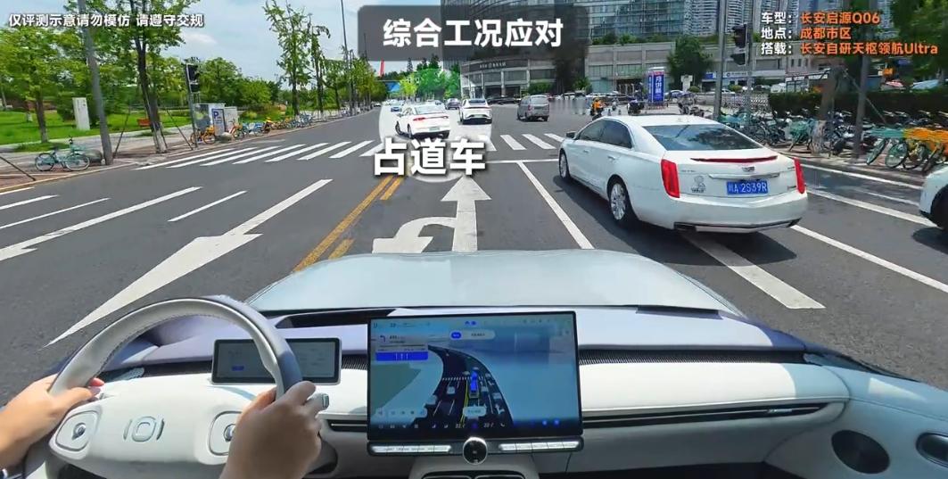 讲真，现在智能驾驶辅助会绕障碍真不稀奇，能一边绕一边盯后车的才是“老司机”。特别