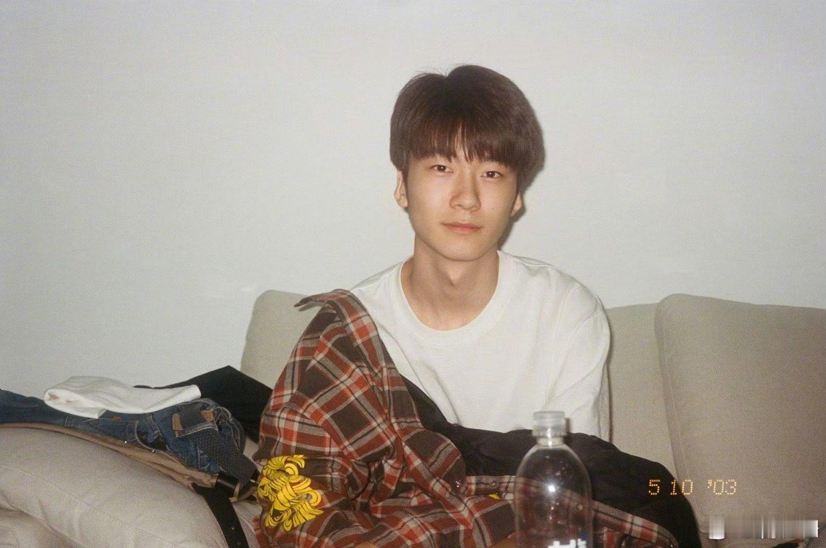 张亮儿子张天天18岁生日照，往沙发上一靠，那眉眼轮廓和张亮简直一模一样，当年追《