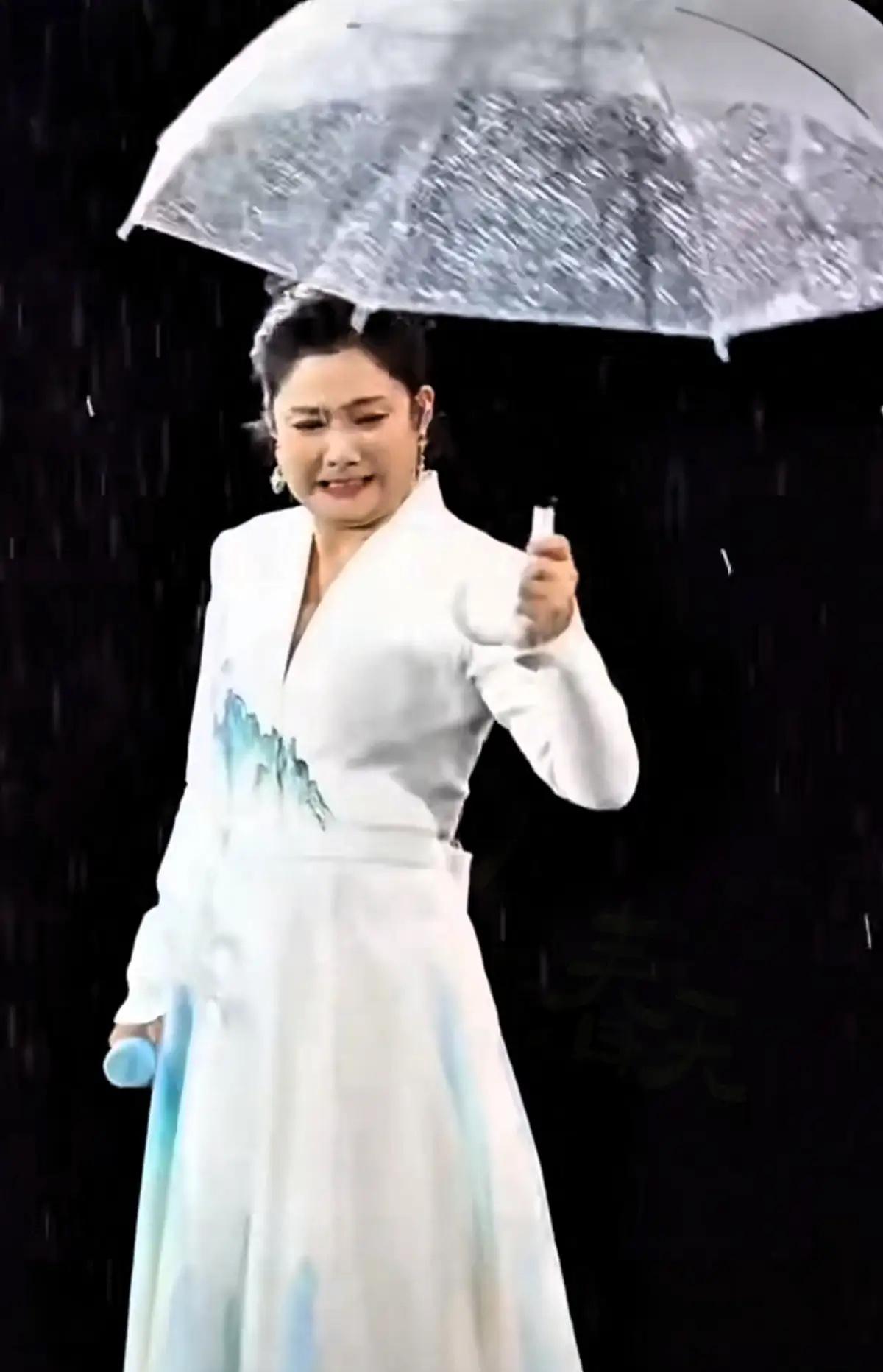 笑死，曾毅现在是越来越飘了！

演唱会突降大雨，工作人员刚递上伞，他为了舞台气场