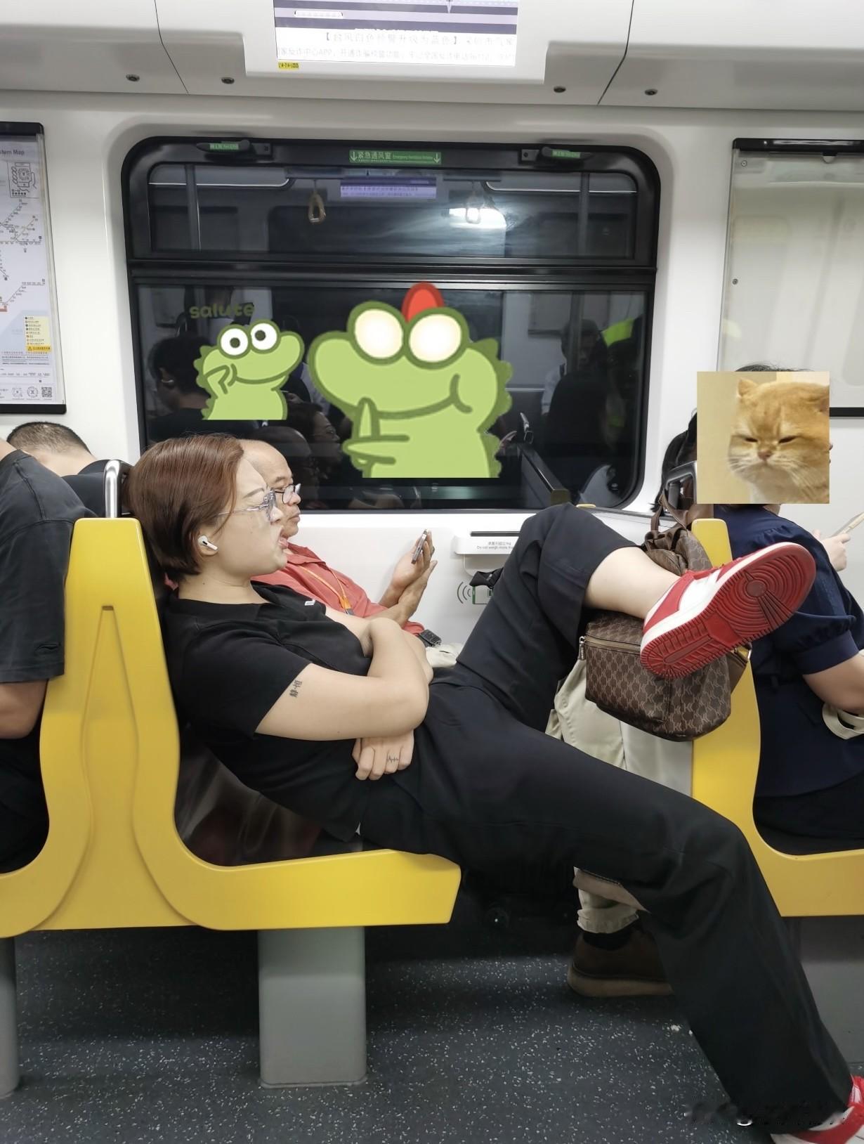 你们拉大图片，看看这个女人的表情和手臂上纹的字，是不是什么神秘组织的成员，不然怎