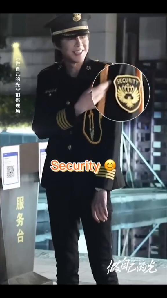 《做自己的光》拍摄现场。
我是保安，我就是保安。英语输出中，翻译失联。你真棒！不