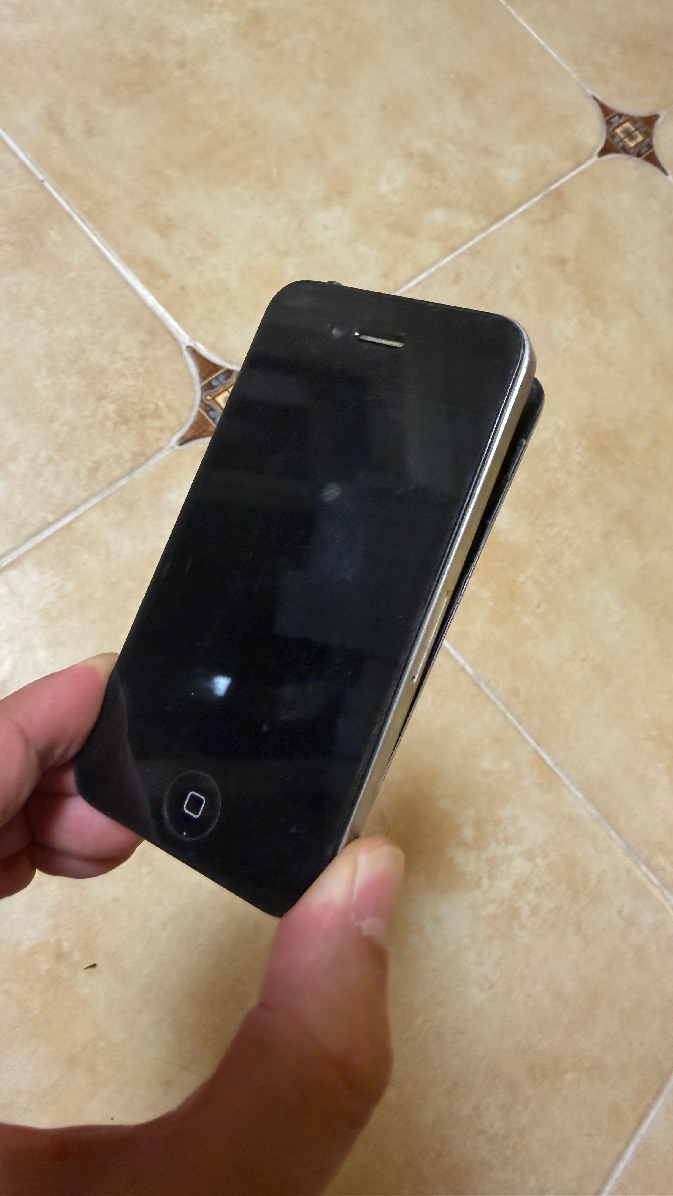 刚刚看见一个话题：iPhone4需求激增近1000% 赶紧去翻我的神机！结果！发