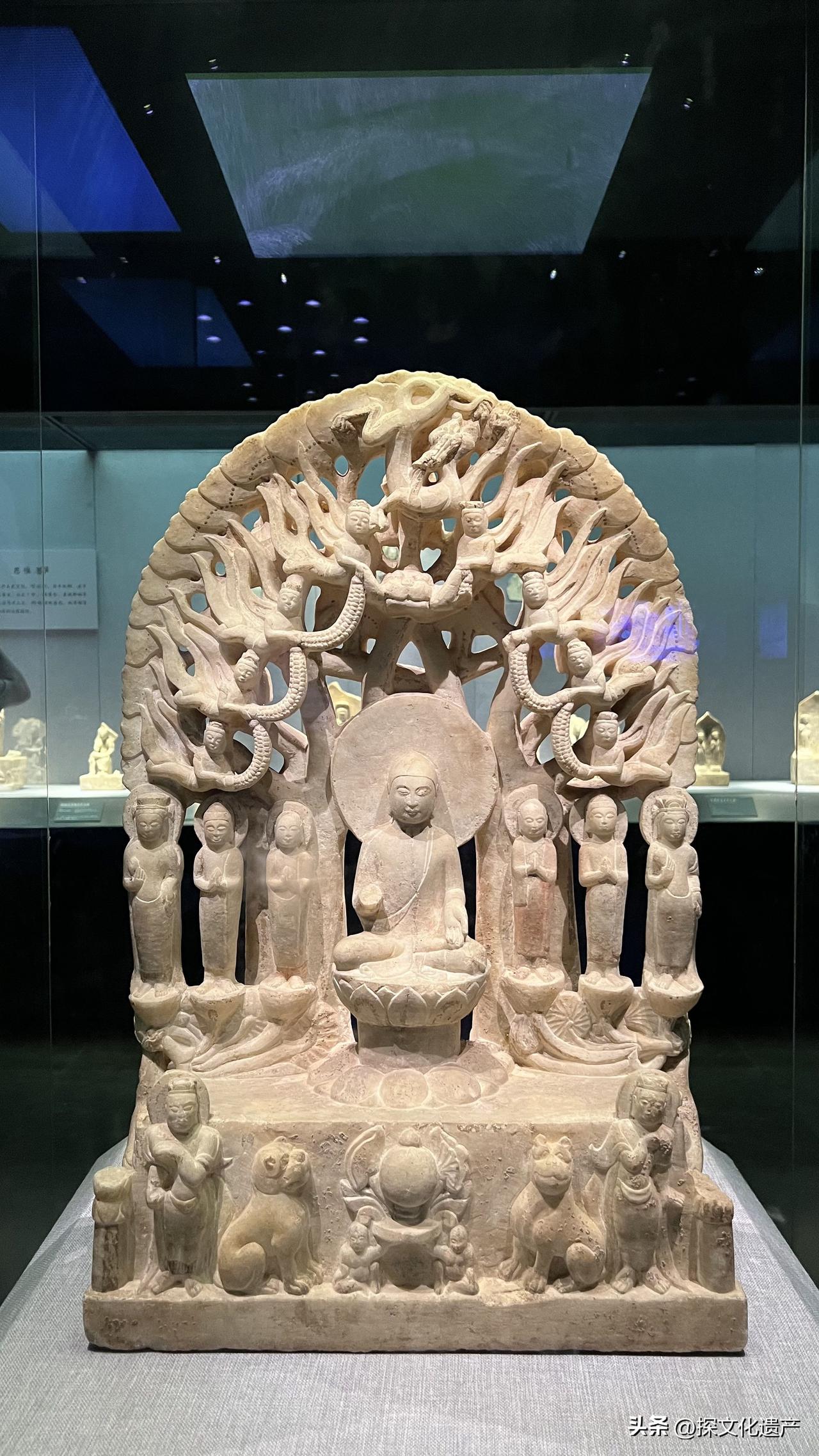 这是曲阳石雕的北齐释迦牟尼说法像，北齐时期，曲阳白石造像以菩提树、盘龙、飞天、宝