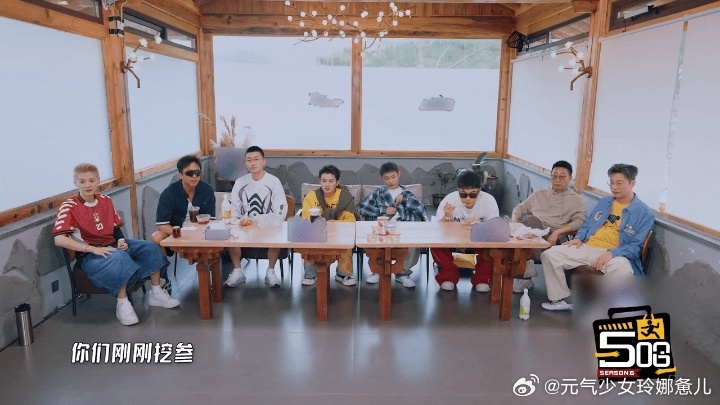 鹿晗跑着去看热闹鹿晗水都没放就去看热闹哈哈哈哈哈 哈哈哈哈鹿晗这好奇心没谁了，手