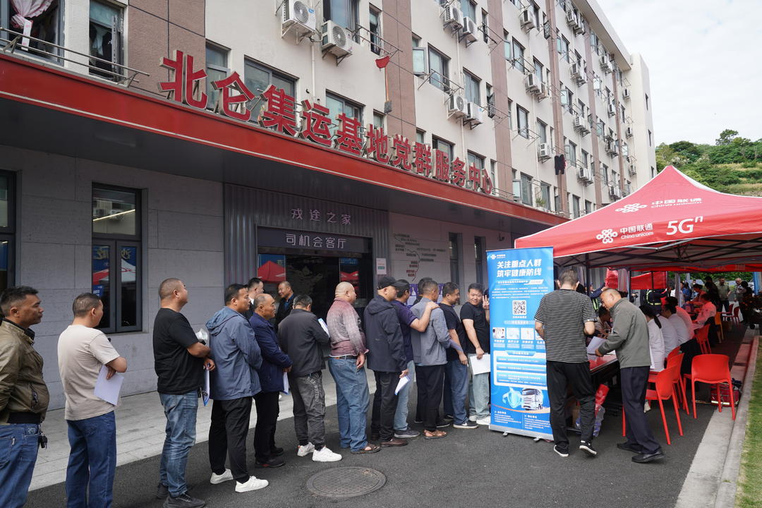 宁波北仑健康护航温暖集卡司机手握方向盘，守护港口线！5 月 10 日，宁波北仑专