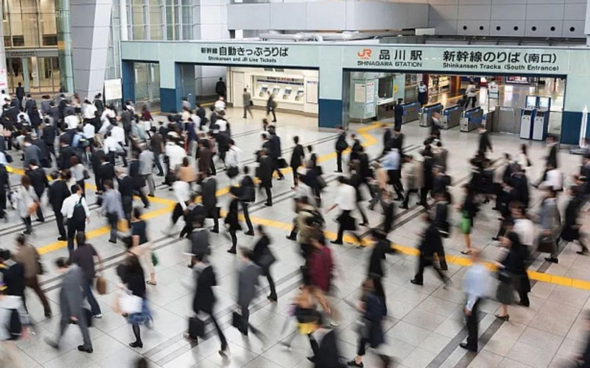 日本人生活水平比中国高吗？

网上总有人发帖子，说日本福利待遇好，对普通上班的人