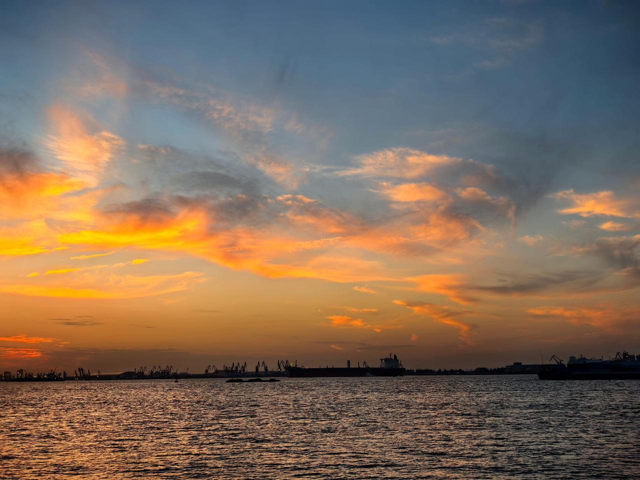 落日江滩与城市天际线 朝霞与城的邂逅 落日余晖映蠡湖 日落与江水 夕阳下的江海