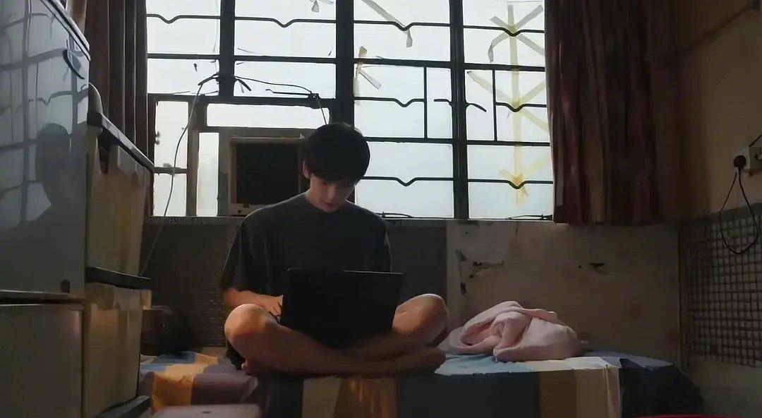 蒋峤西和温以凡是在同一个出租屋拍的吧 ​​​