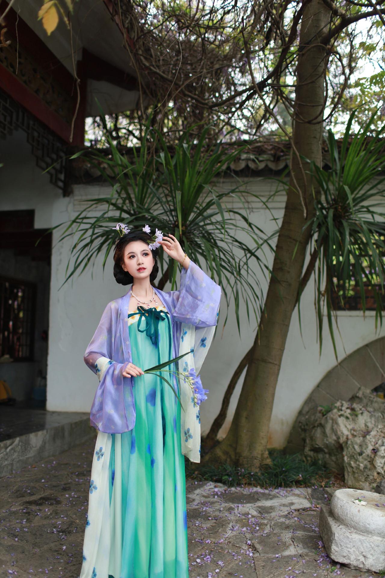 偶遇中华园，紫藤花快谢了。要拍的妹子赶紧来吧～～