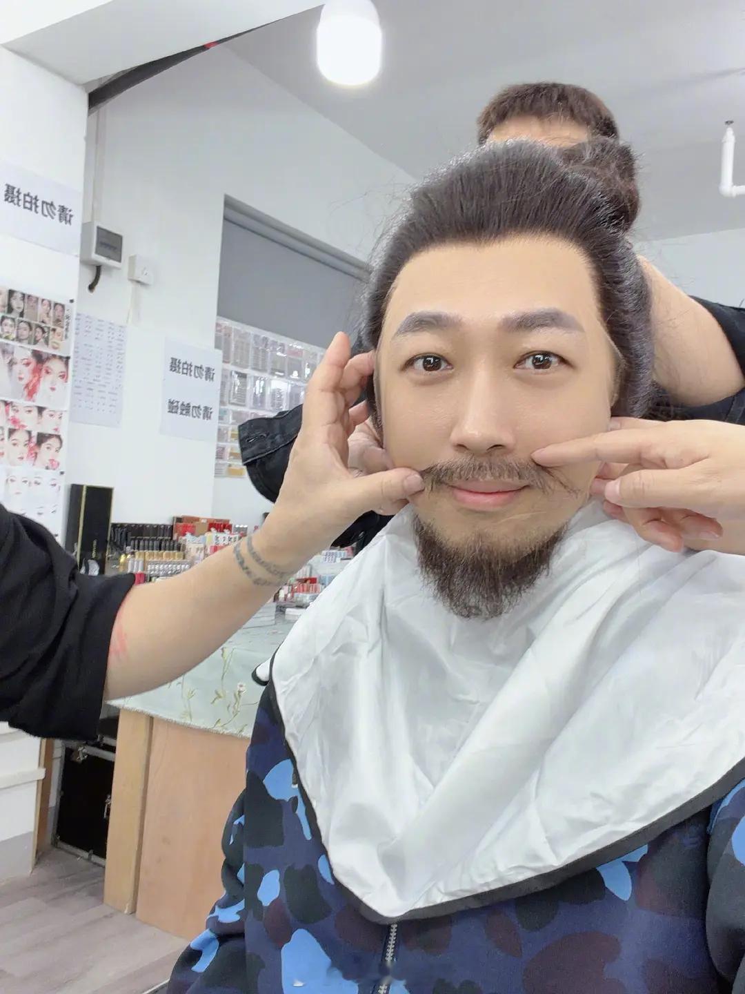 于正试妆……祝他成功……🌚 ​​​