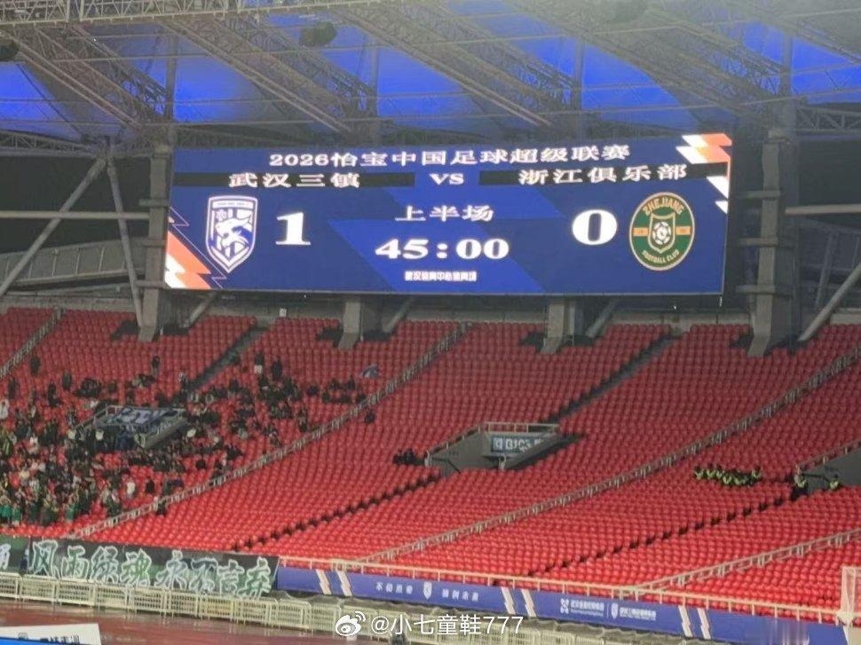 武汉三镇vs浙江队 上半场武汉三镇虽然利用角球进攻，卡迪斯头球破门打破僵局。不得