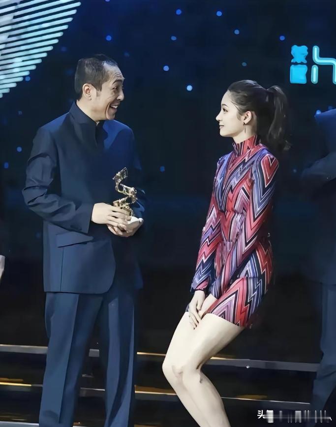 在一次颁奖晚会上，关晓彤看见张艺谋，赶紧就把她的双腿夹紧，屈身微弓，对张艺谋说：