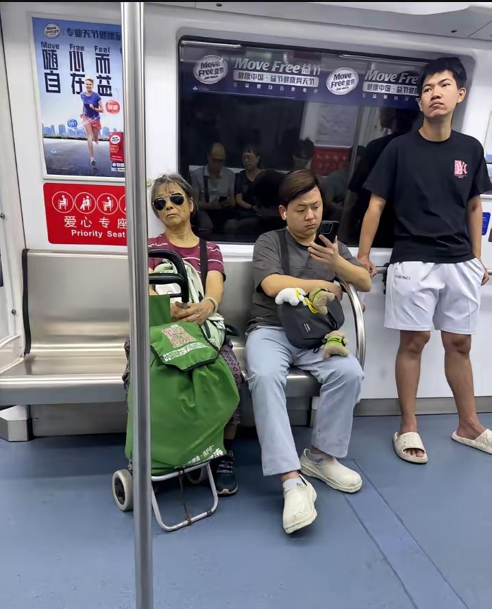 你怎么看？
爱心座椅无人问津，但旁边还站着一个年轻人，是他的高度自律，知道这个座