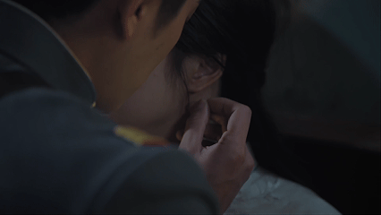 玉簟秋没亲嘴都给人看热了 点到为止的触碰最撩人，两人互相试探拉扯，这种成年人之间