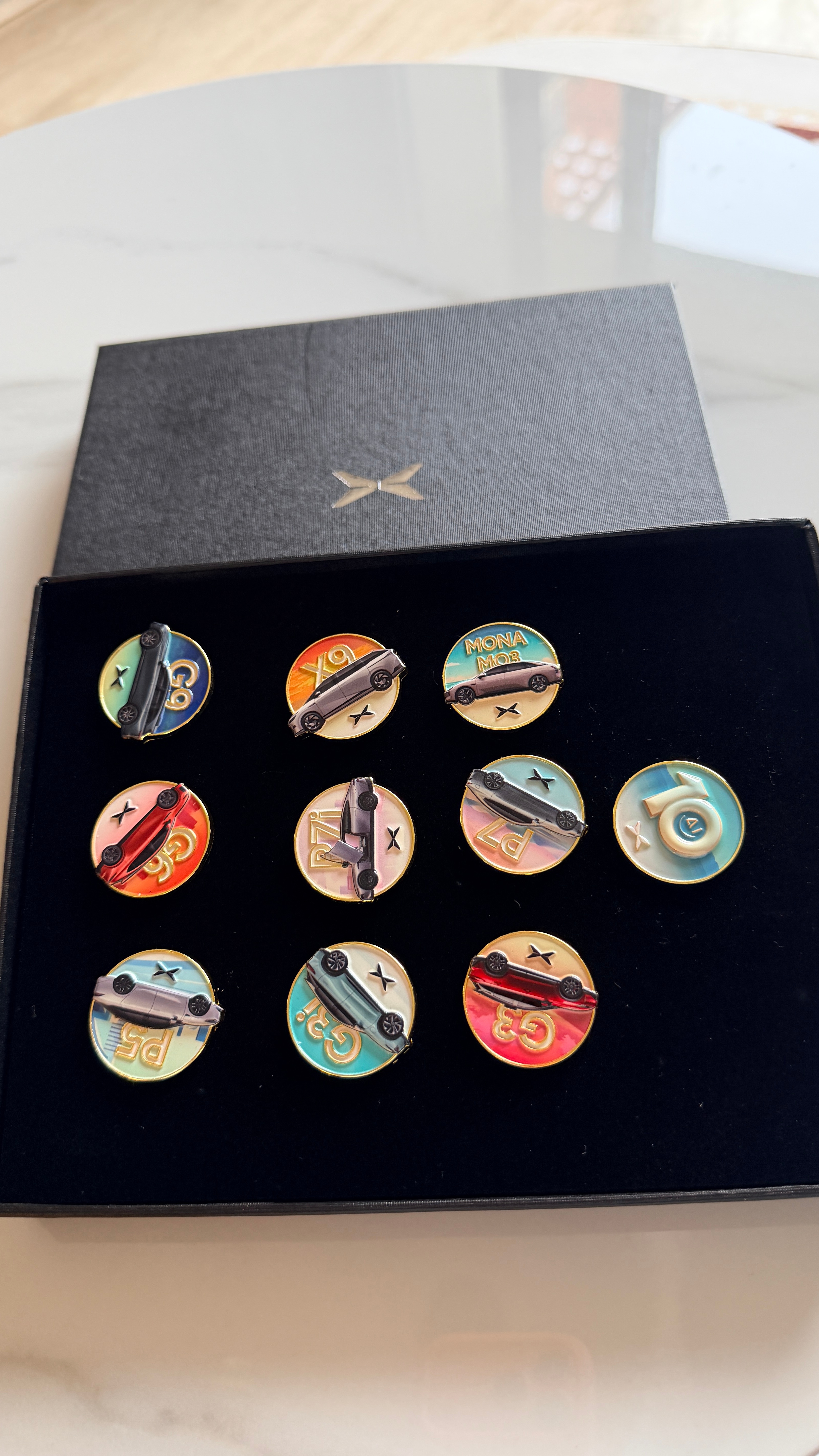 现在周边也越来越精致了，宠粉小王决定把小鹏全系列纪念胸针抽给大家，看看评论区哪位