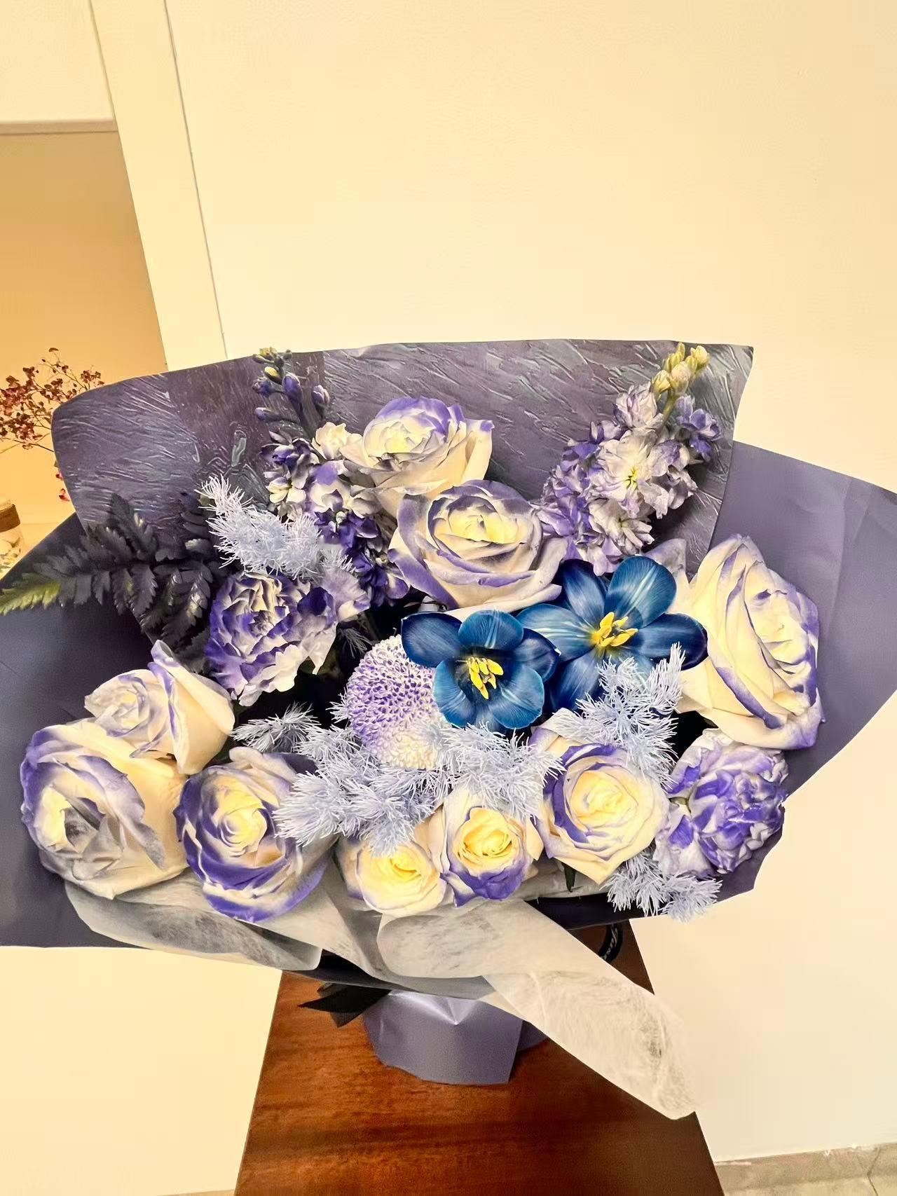 朋友的姐姐今天也考研了，姐夫送了一束花给姐姐，愿大家好运常伴，下一站上岸。 