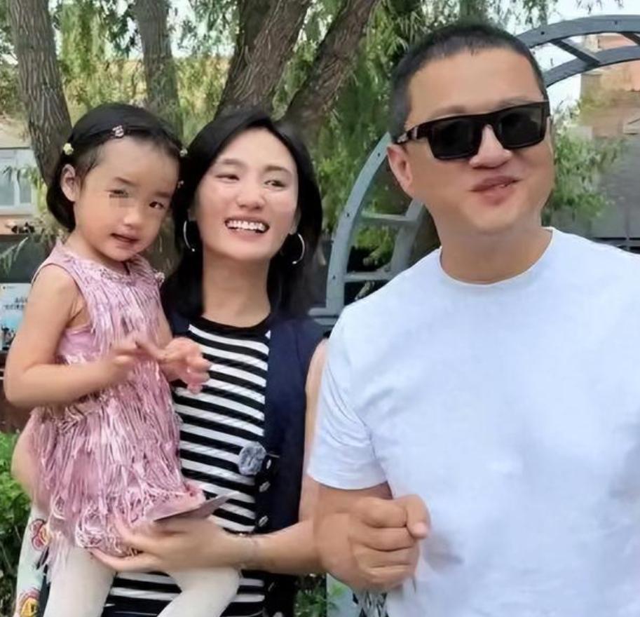 李亚鹏和前妻合体陪女儿，金喜主动找话题，李亚鹏冷淡且眼神躲闪
娱乐