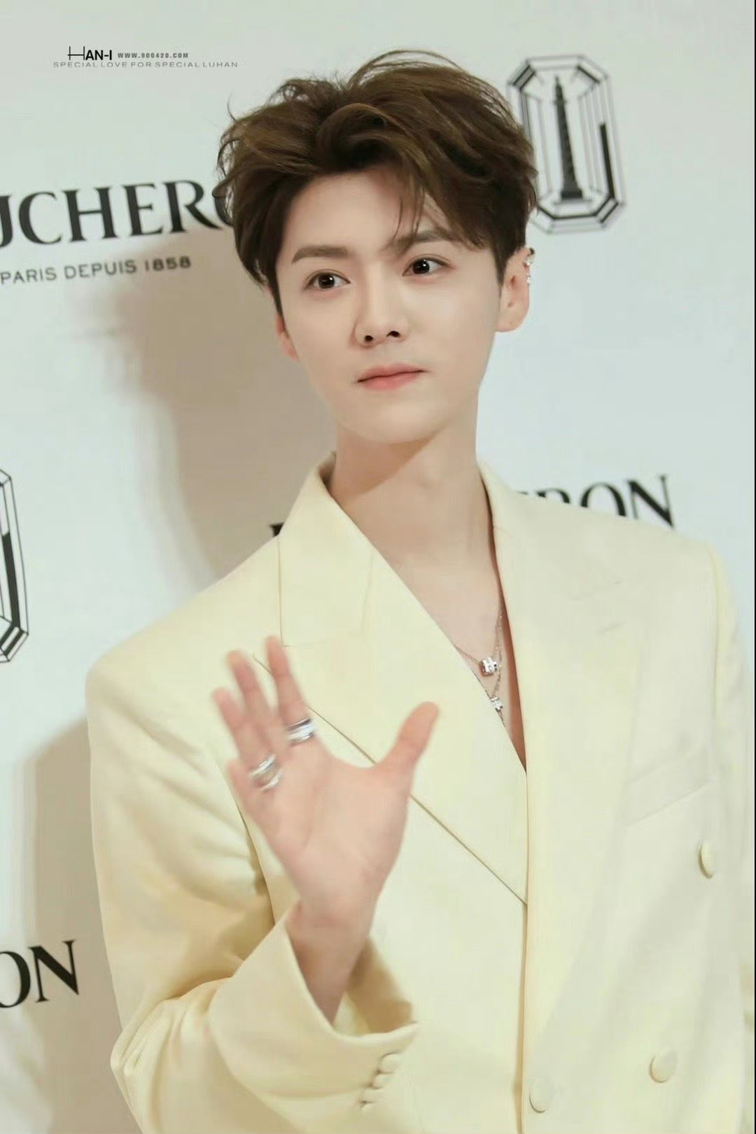 不得不说鹿晗短发帅的精彩绝伦！！！ 