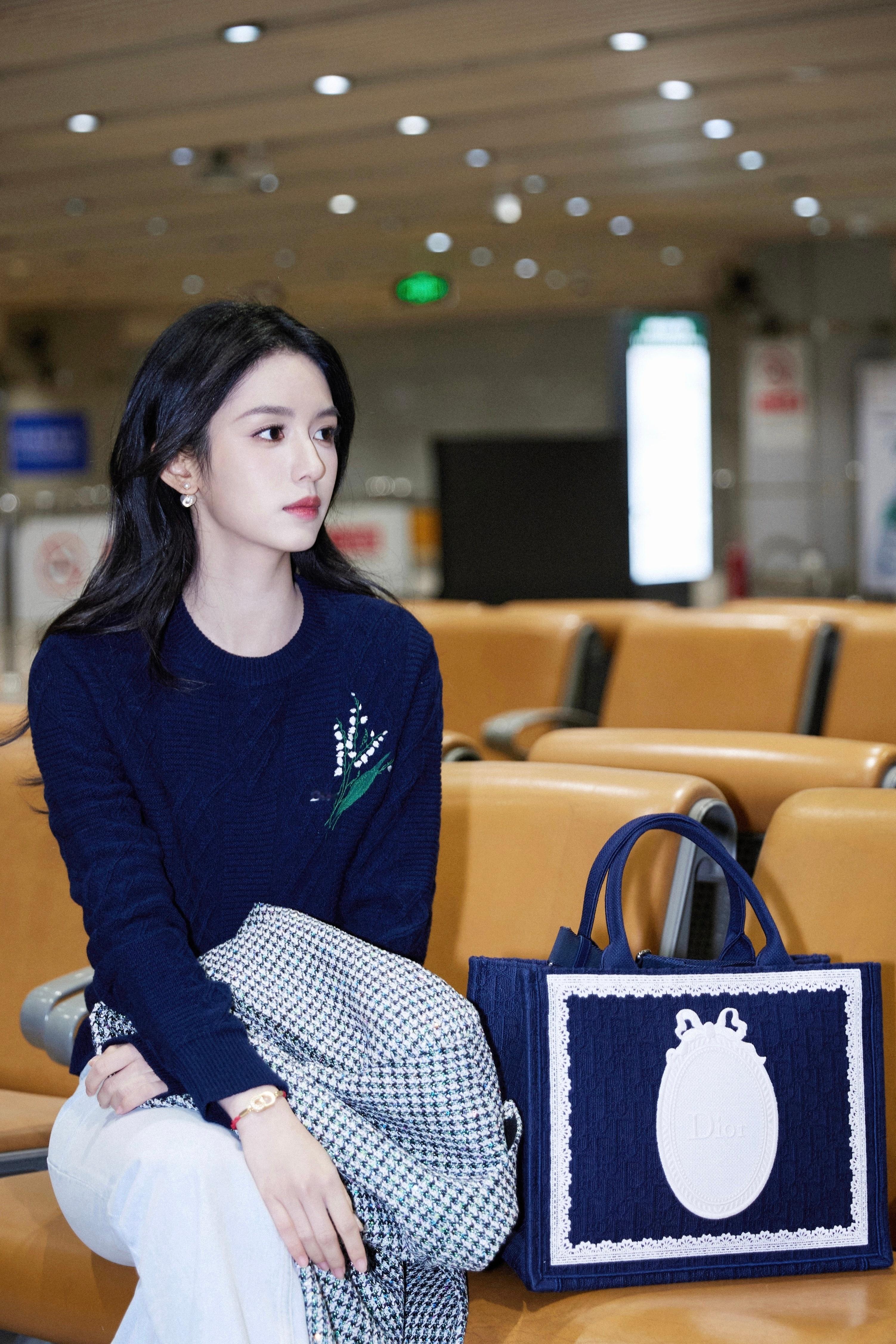 周也｜巴黎高定时装周迪奥品牌大使周也身着2026春夏系列千鸟格大衣，手提Dior