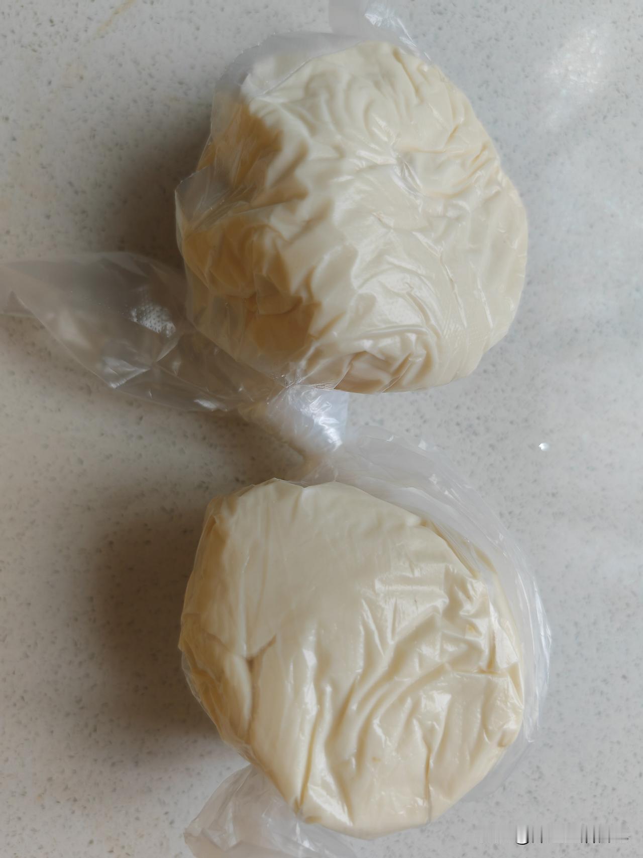 我和老公的晚餐分享～
昨天又包饺子了，上午把冰箱里冷冻的羊肉馅拿出来解冻，到了下