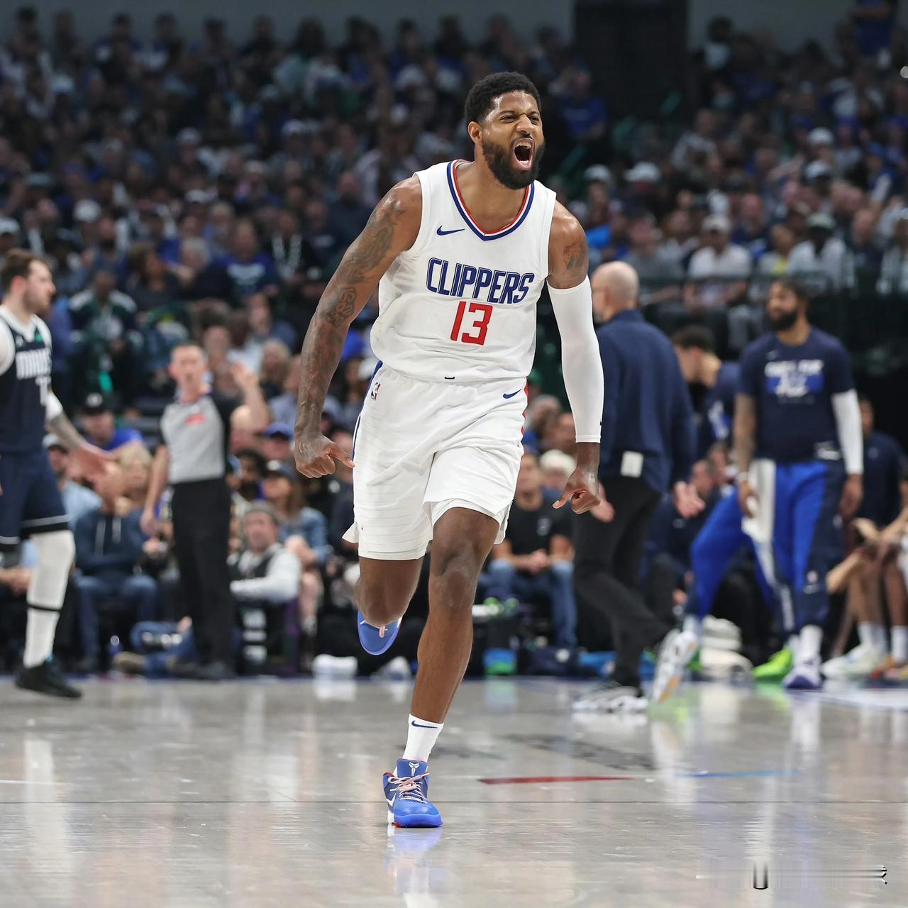 重磅！保罗乔治将以4年2.12亿美元加盟费城76人。和恩比德、马克西组成了新三巨