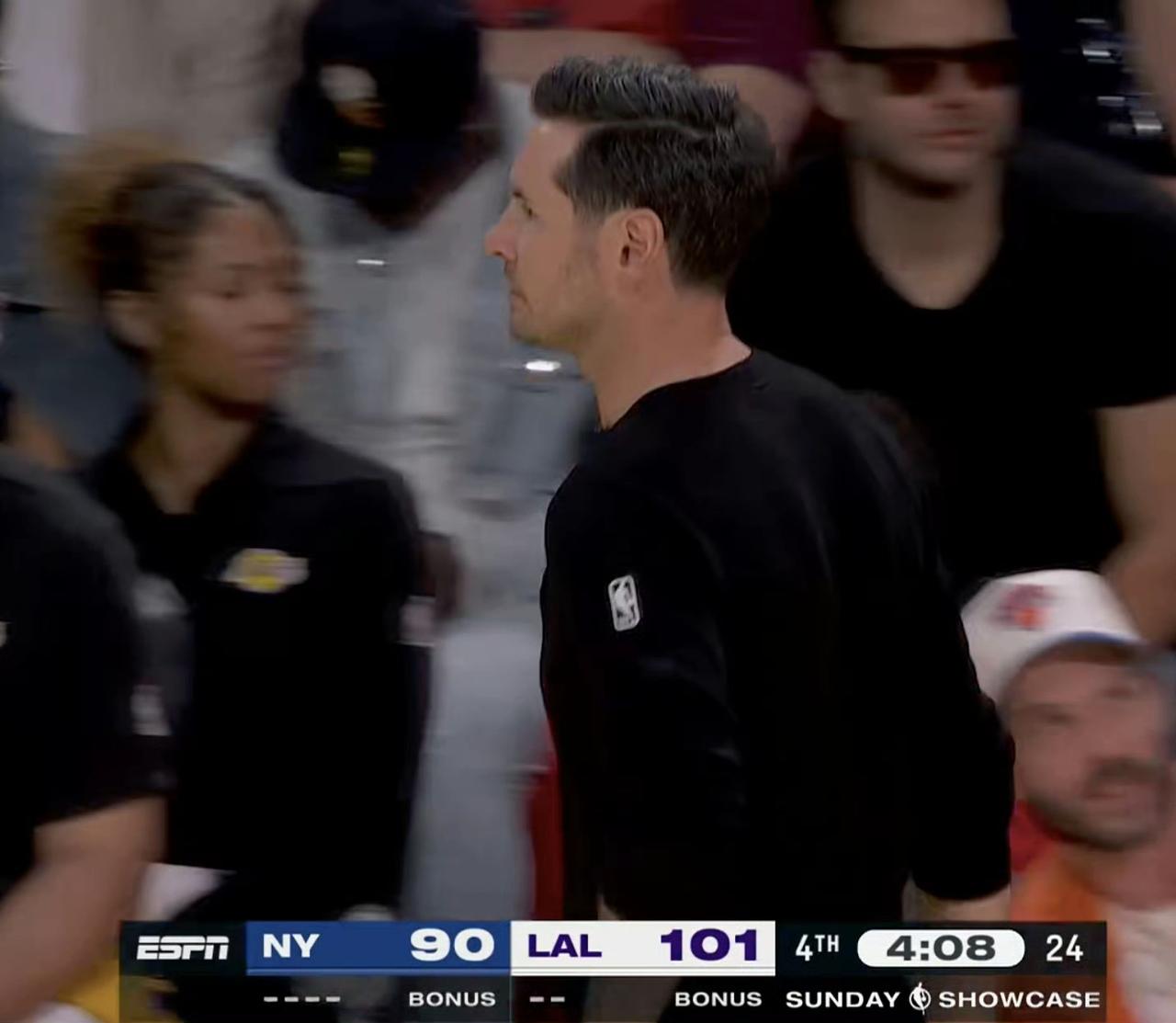 最后4分8秒进入暂停，湖人101-90领先尼克斯，比分还是有点悬。
3分钟内双方