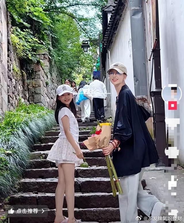佟丽娅带小酒窝逛杭州老街买荷花，两人同框美照似姐妹，直呼“杭州真好 