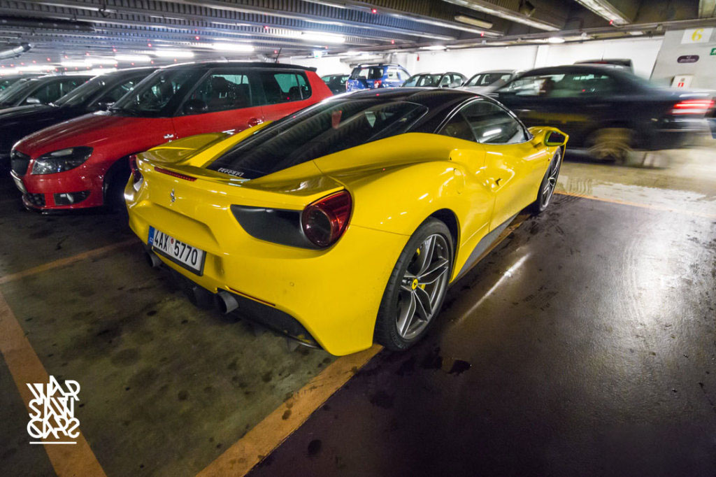 黄色法拉利488GTB 