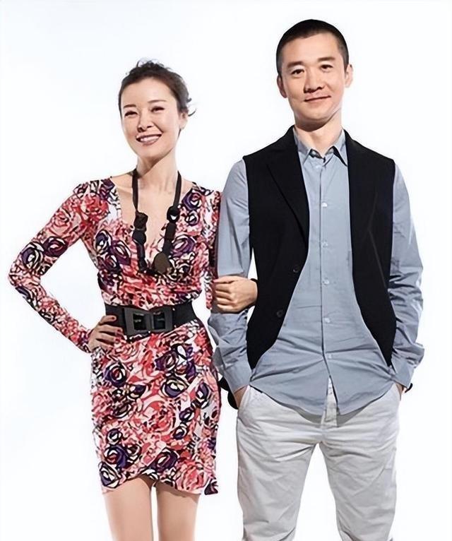 2011年，已婚的男主角在戏里爱上搭档，戏外毅然回头挥别了前半生与十三年婚姻。一