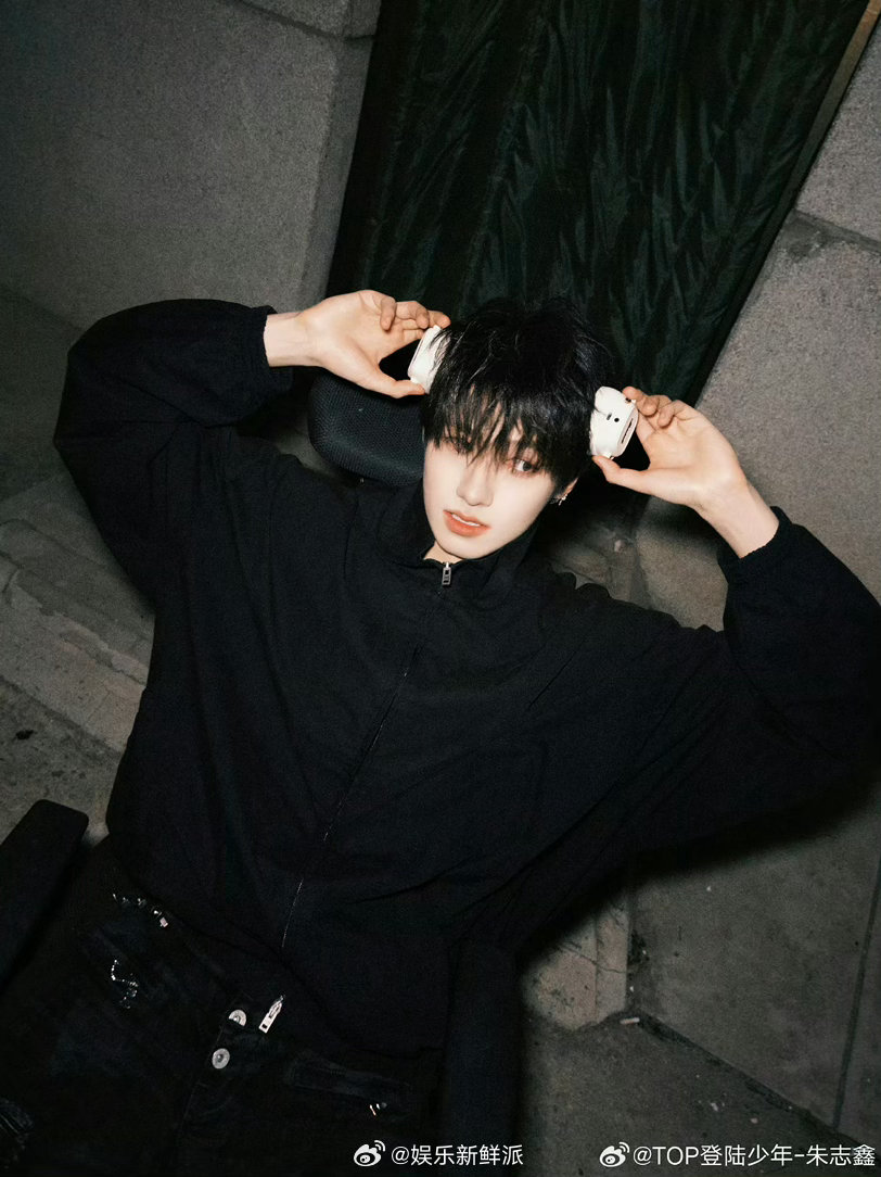 派酱安利 朱志鑫飞吻live飞吻live图也太绝了！这个角度、这个眼神……暴击一