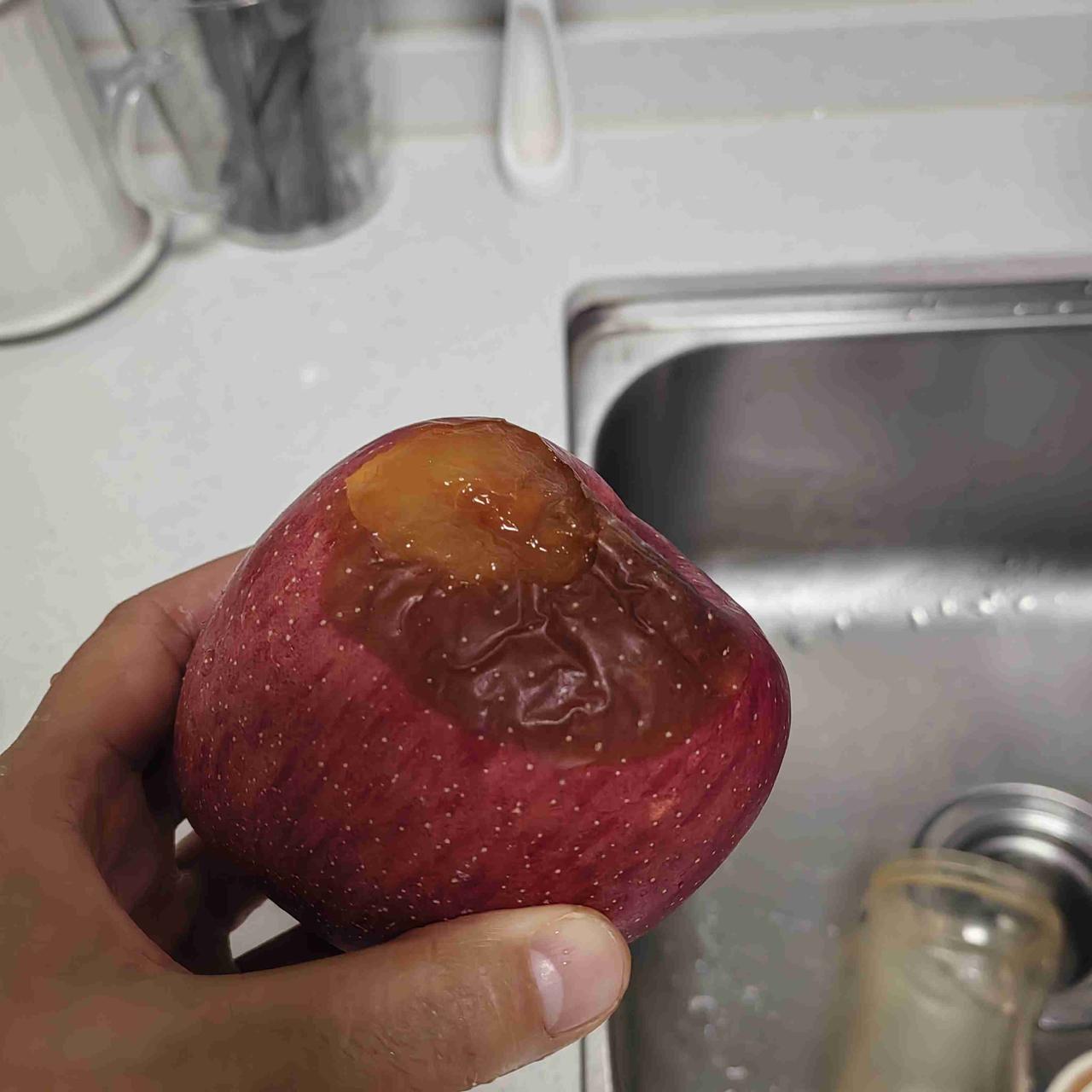 几天前才买的苹果，昨晚看到一个大苹果烂了，8块多钱一斤的苹果，一个就是好几元钱，