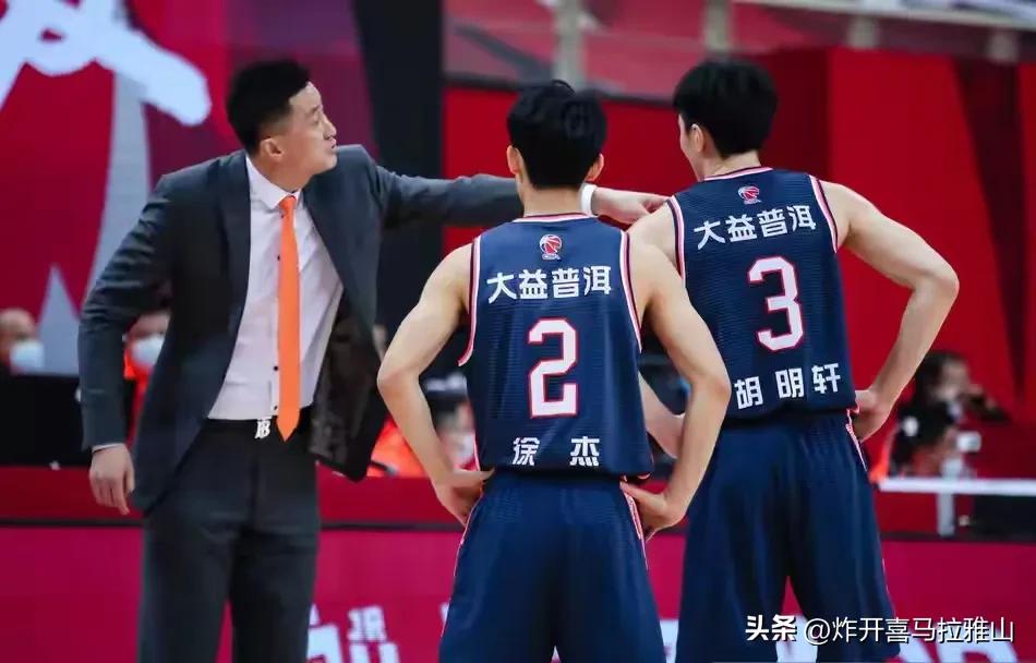 在广东球迷口中成为众矢之的的胡明轩真的需要沉淀一下，也就是轮休几场比赛调整一下，