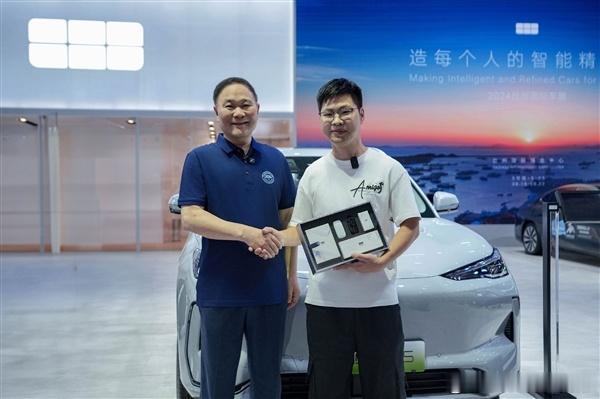 第2万台吉利银河E5交付，李书福交的钥匙，注意距离该车上市仅过去了45天，瓷实的