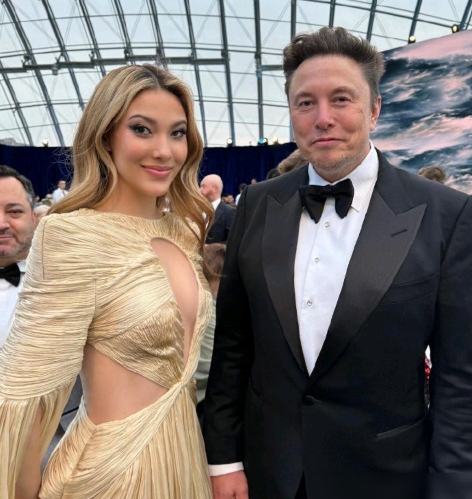 谷爱凌年入1.6亿，比赛奖金只占零头。
 
洛杉矶晚宴，聚光灯下。马斯克站在她旁