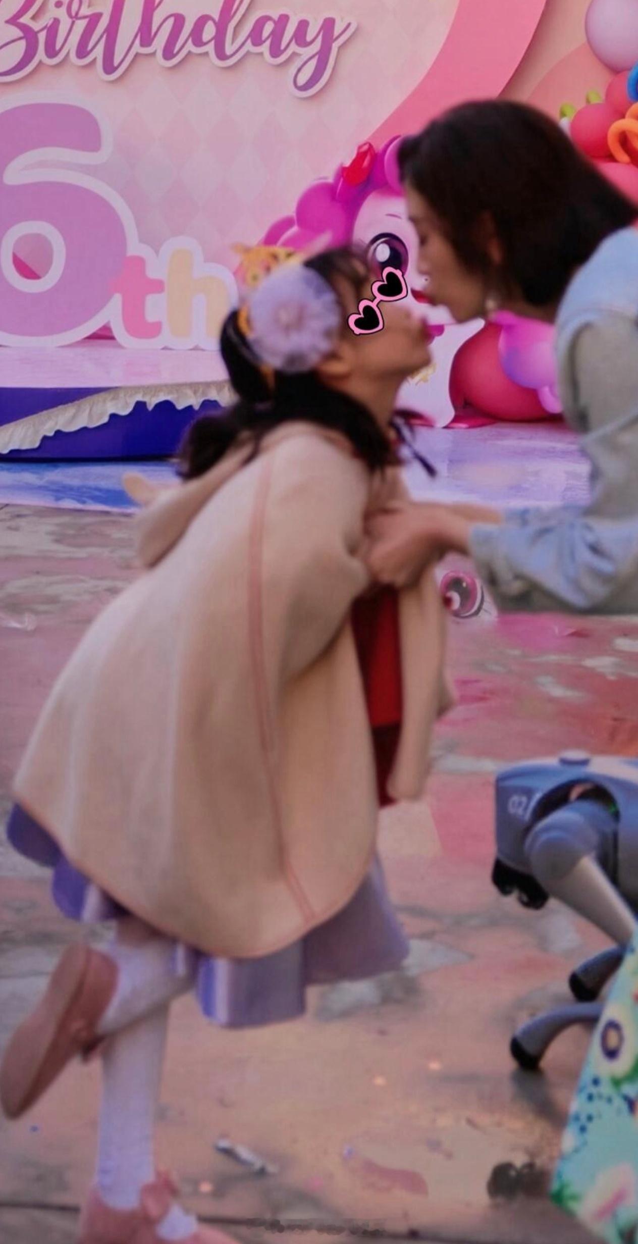 唐艺昕晒照为女儿庆生张若昀唐艺昕女儿侧脸 唐艺昕晒照为女儿庆生，6岁小樱桃长这么