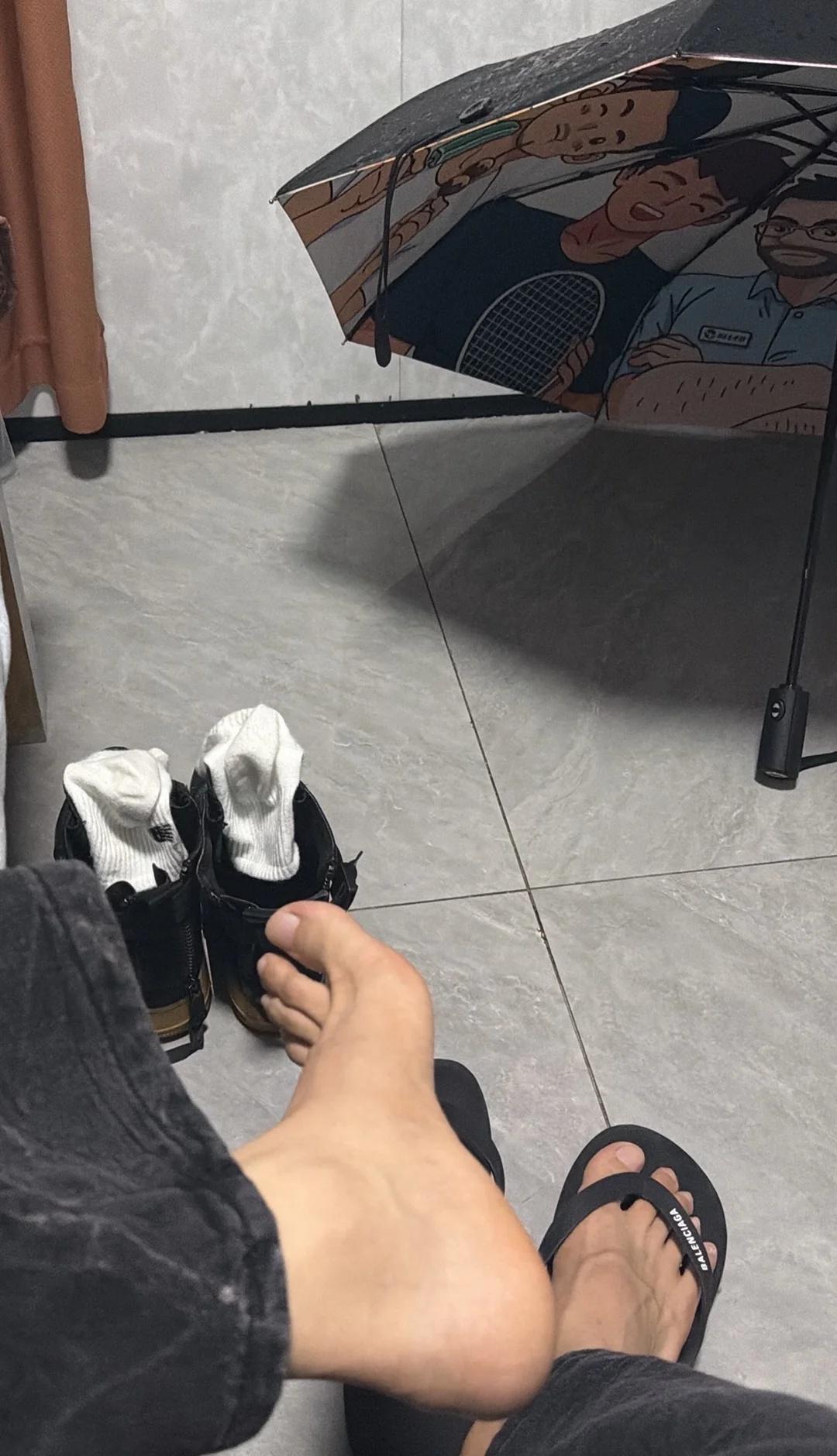 踩坑打湿了…
谁懂一个不小心踩到水坑里的无助感啊
下雨天 水坑