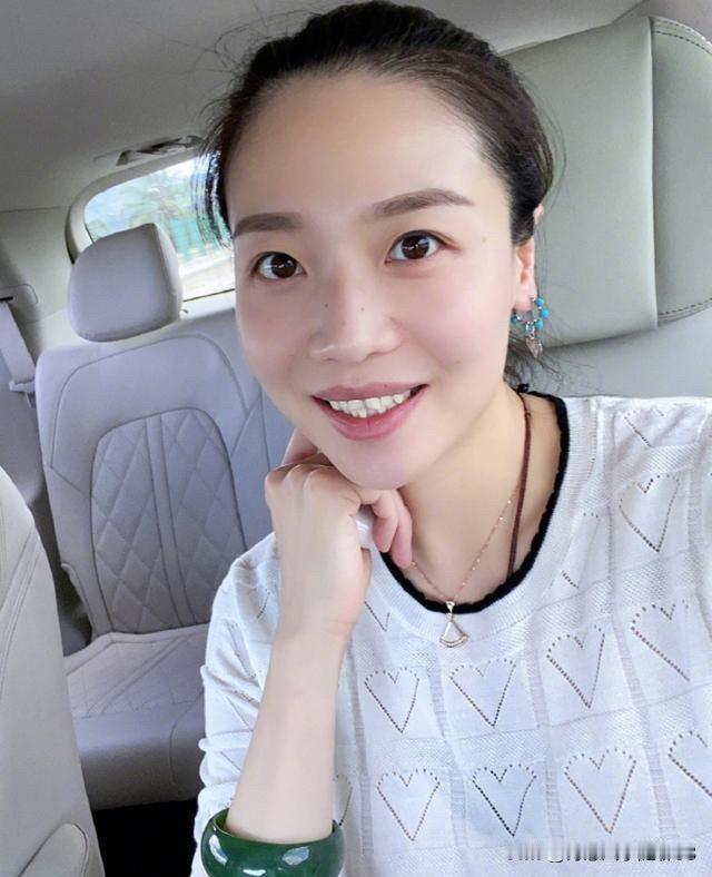 魏秋月穿着一身宽松朴素的衣服，造型一般，但看着很有气质，这估计就是美人级别的，随