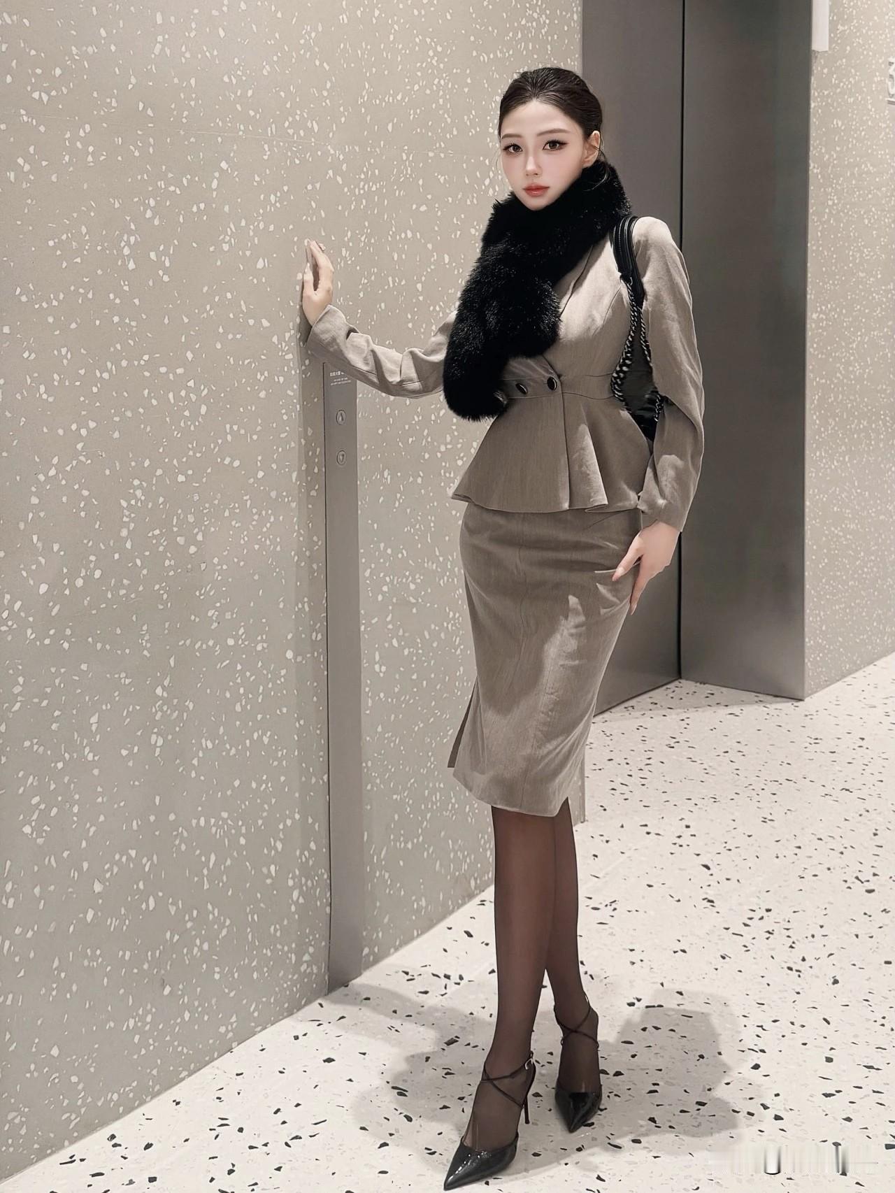 最近好爱这种自带腰线的套装，真是懒人福音——不用费心搭配，套上就显比例。尤其喜欢