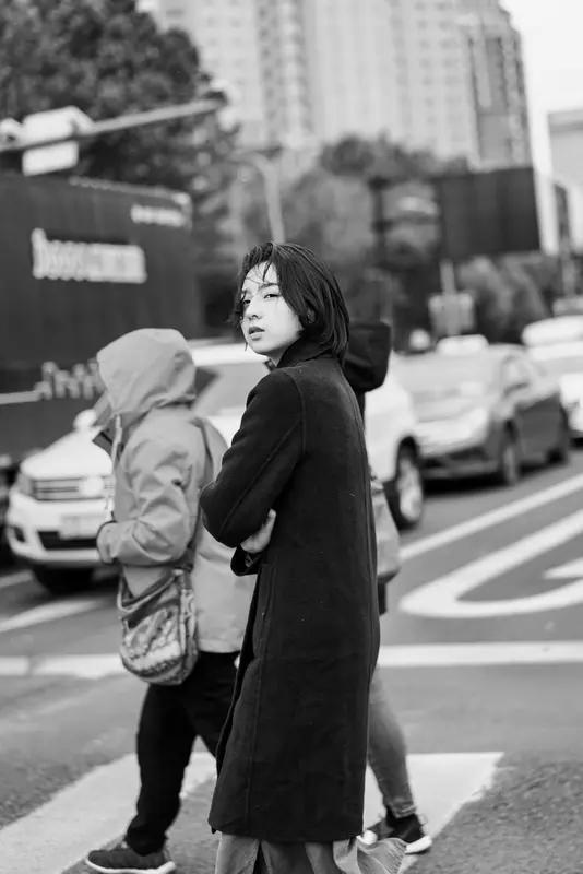 什么样的女人算自然美？我觉得自然美不是那种靠浓妆艳抹堆砌出来的艳丽。就像周冬雨，