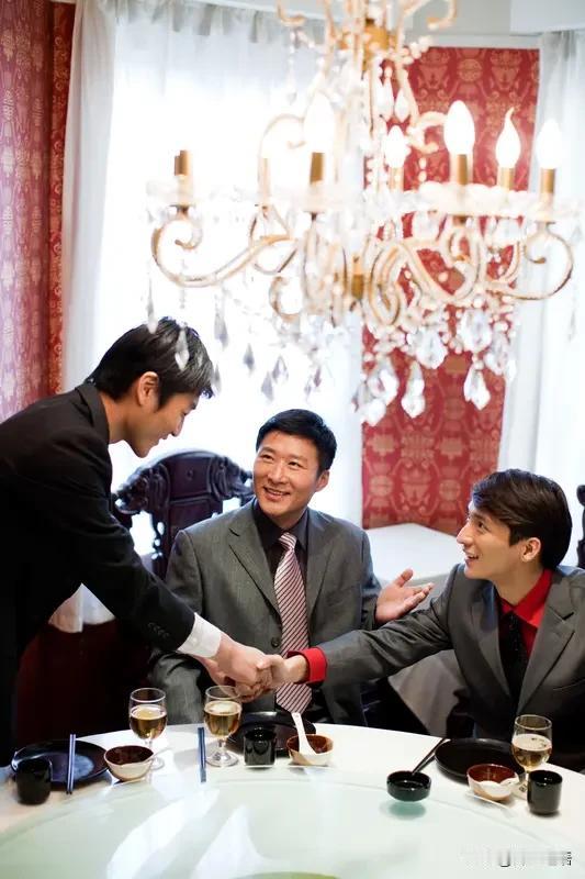 饭局上，
你去帮领导盛米饭🍚

领导接过后说：
"盛这么多，喂猪呢?"🐷
这