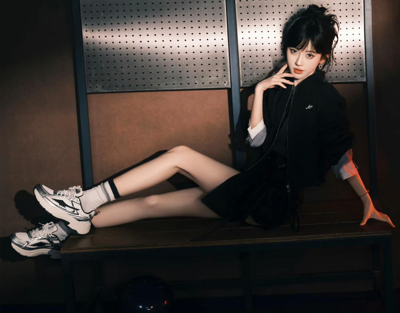 黑裙+白袜+运动鞋，轻松打造都市酷女孩风格！