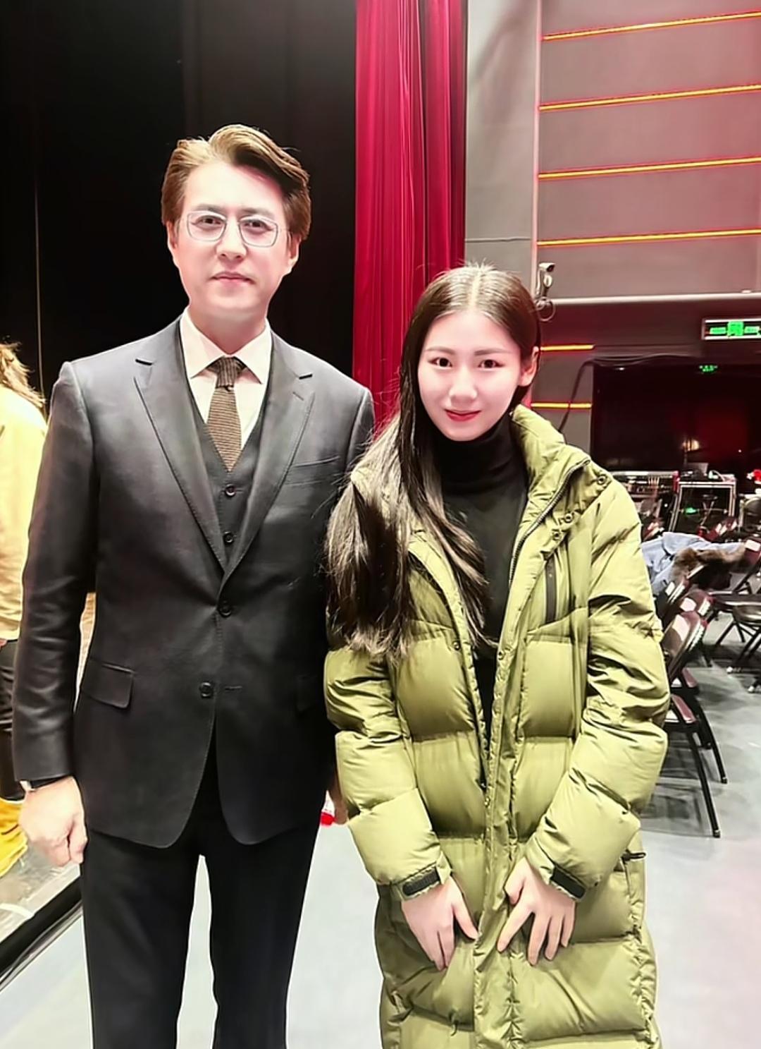 煤矿文工团78岁生日宴上，靳东提笔写下“龙马精神”那一刻，全场掌声炸了。
但下一