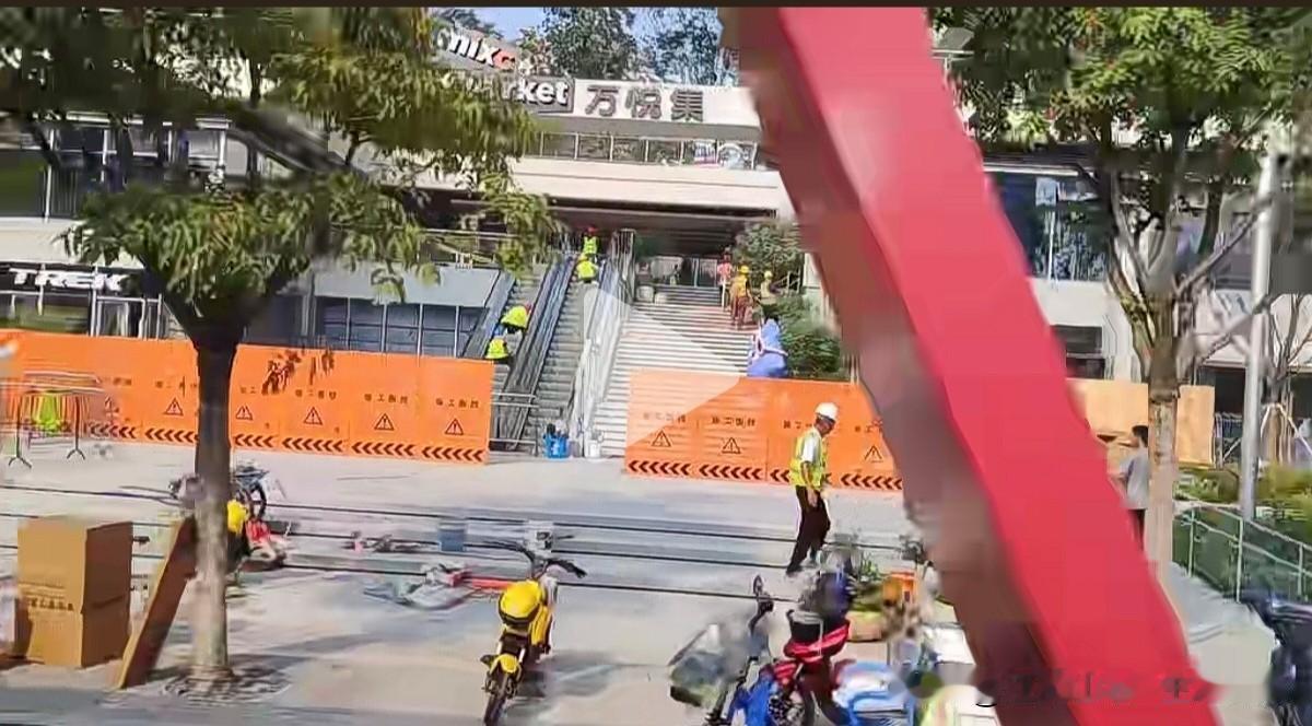 前些天路过兴宁桥东的时候，看到兴宁桥附近，一家新建的商业广场，工人们正在进行收尾
